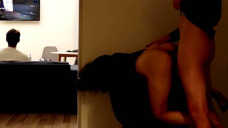 Русская шлюшка изменяет бойфренду с его лучшим другом