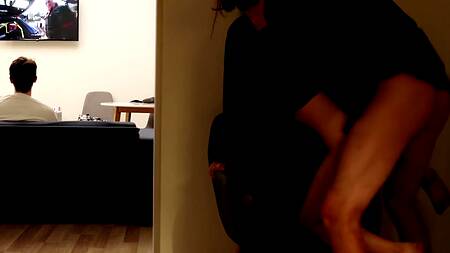 Русская шлюшка изменяет бойфренду с его лучшим другом