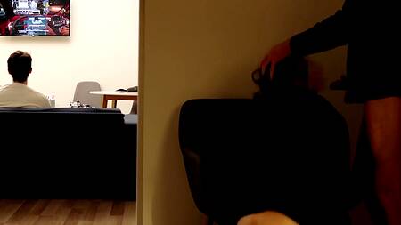 Русская шлюшка изменяет бойфренду с его лучшим другом