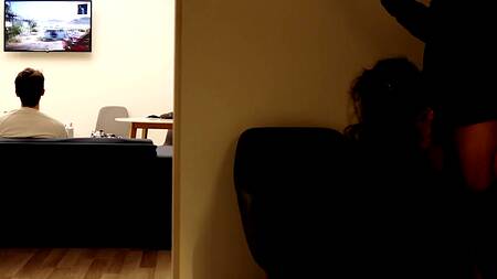 Русская шлюшка изменяет бойфренду с его лучшим другом