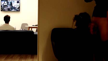 Русская шлюшка изменяет бойфренду с его лучшим другом