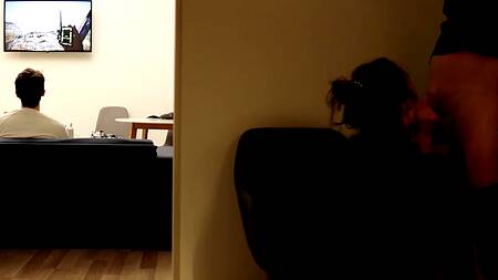 Русская шлюшка изменяет бойфренду с его лучшим другом