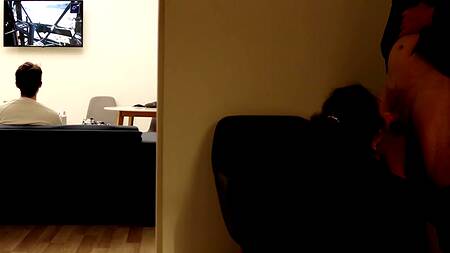 Русская шлюшка изменяет бойфренду с его лучшим другом