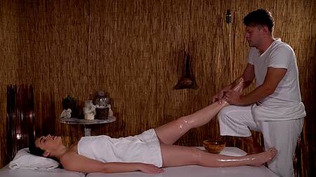 Знойная клиентка судорожно кончает на сеансе у опытного массажиста