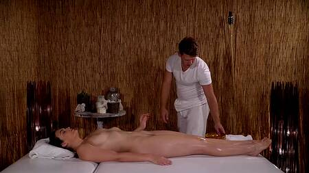 Знойная клиентка судорожно кончает на сеансе у опытного массажиста
