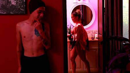 Роскошная зрелая дама кувыркается в постели с молодым парнем