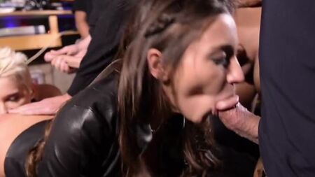 Мужики пустили по кругу двух безотказных нимфоманок