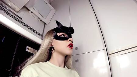 Семейное любительское порно на кухне молодой ненасытной пары