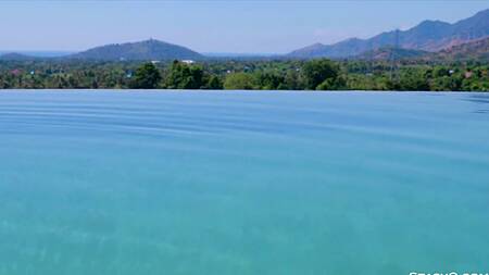 Стройная девушка эротично ласкает себя руками на улице