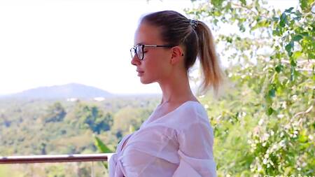 Стройная девушка эротично ласкает себя руками на улице