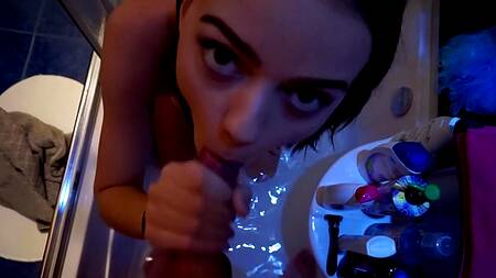 Любвеобильная молодуха ублажает партнера оральным сексом в ванной