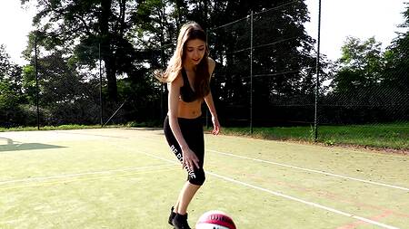 Девушка с большой грудью мастурбирует киску днем на речке