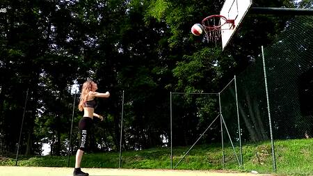 Девушка с большой грудью мастурбирует киску днем на речке