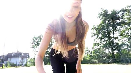 Девушка с большой грудью мастурбирует киску днем на речке