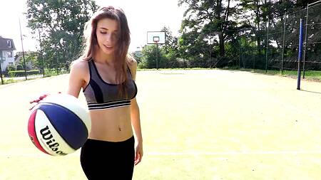 Девушка с большой грудью мастурбирует киску днем на речке