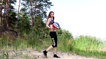 Девушка с большой грудью мастурбирует киску днем на речке