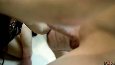 Сисястая бестия удовлетворяет рабочими губами толпу мужичин