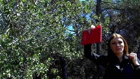 Жаркий секс на улице окончился извержением спермы девушке на лицо