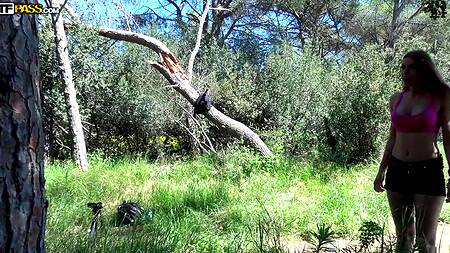 Жаркий секс на улице окончился извержением спермы девушке на лицо