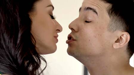 Молодой самец ебет во все щели жопастую брюнетку с красивой грудью