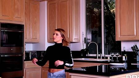 Спортивная красотка ебется в жопу вместо готовки