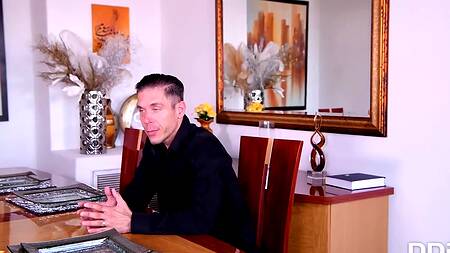 Спортивная красотка ебется в жопу вместо готовки