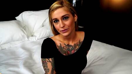 Татуированная телка показывает навыки минета