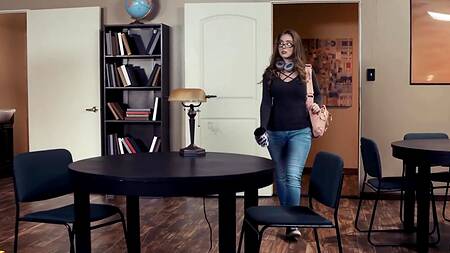 Писательницу ночью в библиотеке трахает чернокожий охранник