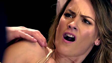 Опытная шахматистка выигрывает партию и отдается трем мужчинам