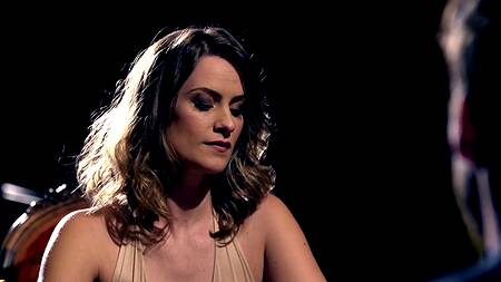 Опытная шахматистка выигрывает партию и отдается трем мужчинам