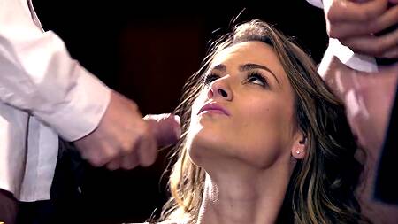 Опытная шахматистка выигрывает партию и отдается трем мужчинам