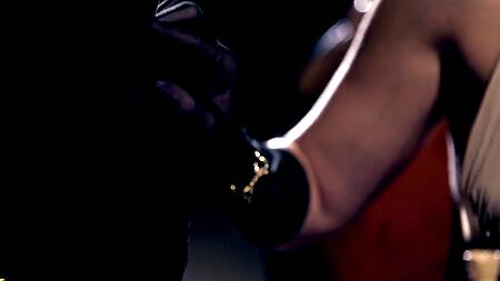 Опытная шахматистка выигрывает партию и отдается трем мужчинам