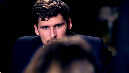 Опытная шахматистка выигрывает партию и отдается трем мужчинам