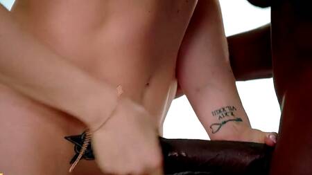 Белая девушка влюбилась в большой член негра