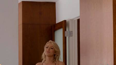 Блондинка соблазняет черного соседа, чтобы не дрочить