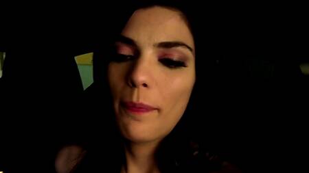 Привозит к себе худышку и жестко её трахает в киску