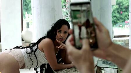 Подруга хочет секса и показывает упругую попку