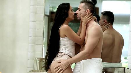 Подруга хочет секса и показывает упругую попку