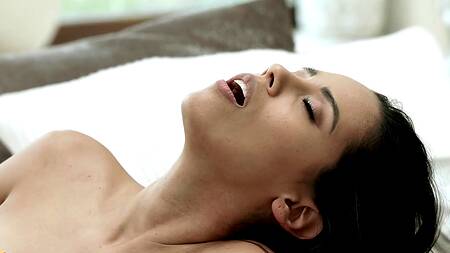 Подруга хочет секса и показывает упругую попку