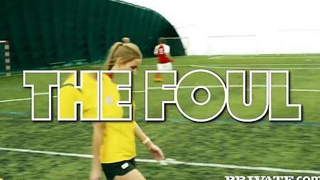 Мускулистый врач засадил в очко грудастой футболистке