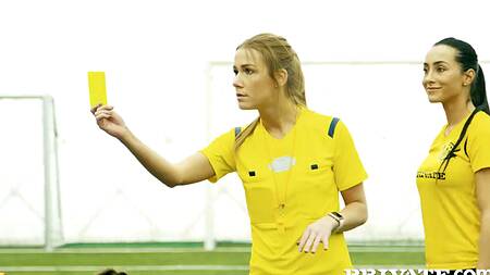 Мускулистый врач засадил в очко грудастой футболистке