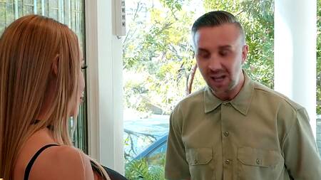 Обкончал влагалище роскошной милфе в сексуальных черных чулках