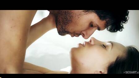 Качок доводит до оргазма хрупкую телочку с красивой грудью