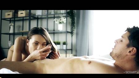 Качок доводит до оргазма хрупкую телочку с красивой грудью