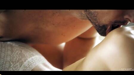 Качок доводит до оргазма хрупкую телочку с красивой грудью