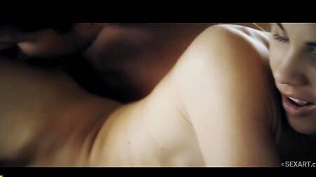 Качок доводит до оргазма хрупкую телочку с красивой грудью