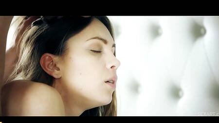 Качок доводит до оргазма хрупкую телочку с красивой грудью