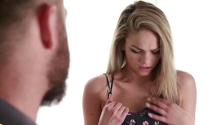 Залил все лицо спермой миниатюрной блондинке с маленькой грудью