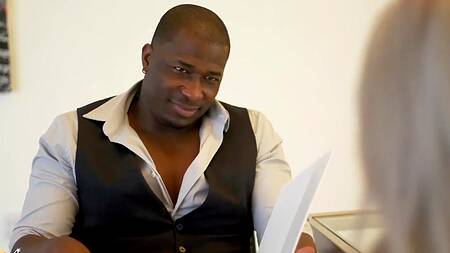 Встреча с черным боссом заканчивается анальной еблей