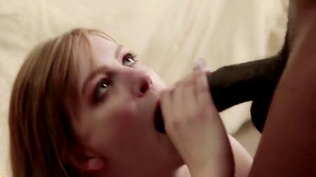 Влюбленная блондинка будит негра, чтобы заняться сексом с утра